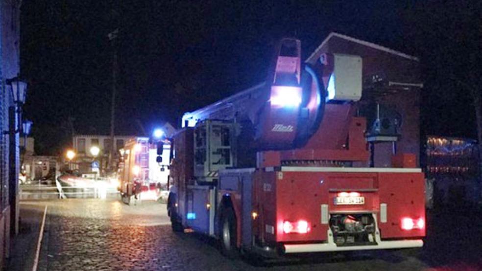 Die Hubrettungsbühne der Feuerwehr wurde eingesetzt, um die Ursache für den Wasserschaden zu ergründen. © Foto: Feuerwehr Weener)