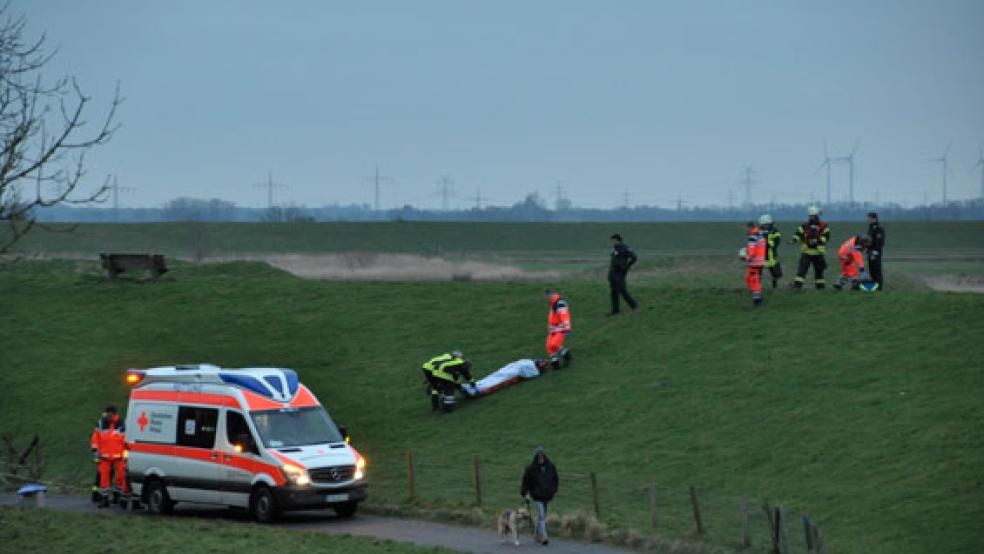 Einsatz im Deichvorland in Leerort: ein 32-jähriger Mann steckte am Sonntagnachmittag im Schlick fest. Feuerwehr und Rettungsdienst befreiten den Betrunkenen aus seiner misslichen Lage. © Foto: Wolters