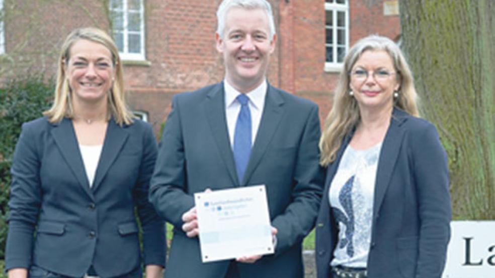 Freuen sich über die neue Auszeichnung: Dr. Daniela Metschar, Gesundheitsmanagerin beim Landkreis Leer, v.l., Landrat Matthias Groote und Jutta Fröse, Leiterin der Frauen- und Familienförderung.  © Foto: Landkreis Leer