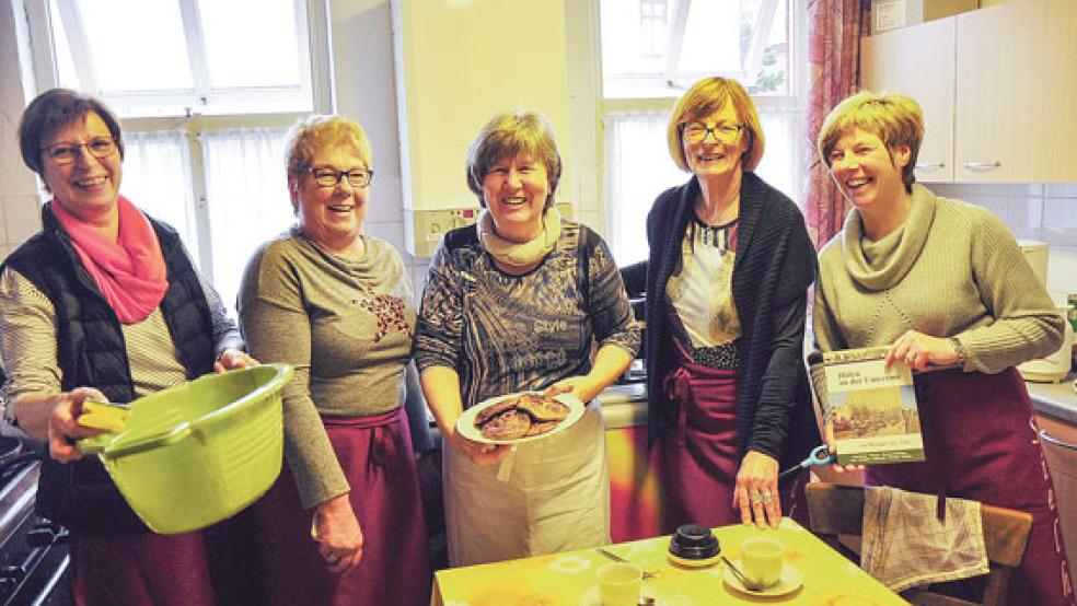 Das »Back-Team«: Das Foto zeigt von links Renate Oltrop, Wilma Plöger, Klara Kaput, Lore Briese und Herma Theile.  © Fotos: Wolters