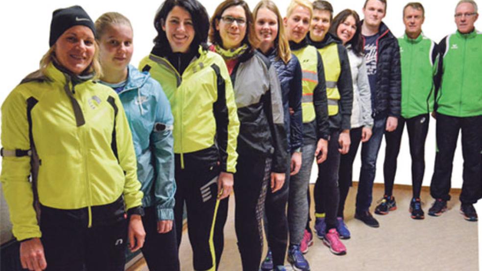 Die Motivation stimmt: Ende April will die Laufgruppe um Trainer Richard Hartema (zweiter von rechts) und Karin Olthoff (links) beim Ossiloop an den Start gehen. Es fehlt Inga Heijen. © Foto: Muising