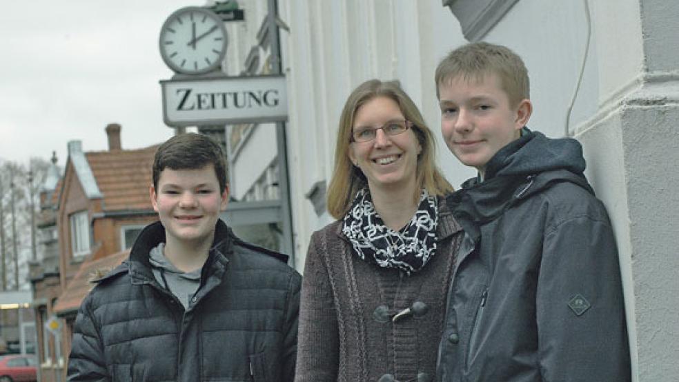 Die Brüder Luc (links) und Leon Delger aus Möhlenwarf haben ein einwöchiges Praktikum in niederländischen Betrieben absolviert und dort auch in Gastfamilien gelebt. Sabrina Koetsier (Mitte) von der Oberschule Weener hat das Projekt koordiniert. Die Lehrerin hofft, dass sich nun weitere Schüler ein solches Auslandspraktikum zutrauen. © Foto: Szyska