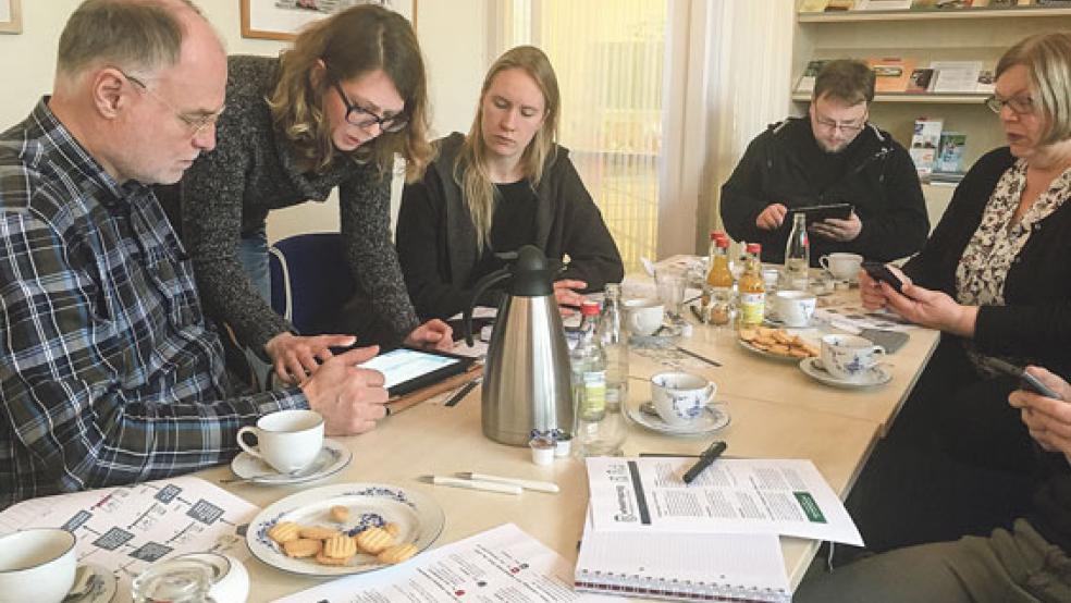 Anhand eines Ampelsystems kann die Barrierefreiheit diverser Orte im Landkreis Leer bewertet werden. In einem Workshop wurden Ehrenamtliche über die Systematik der Onlinekarte informiert. © Foto: Landkreis Leer