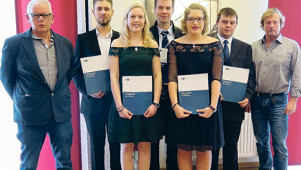 Auf der Feier in Papenburg (von links): Ausbilder Eduard Severiens, Wemko Schleuder (Emden), Ines Huisinga (Weener), Oliver Voget (Westoverledingen), Marie Mammes (Papenburg), Kevin Plaumann (Leer) und Ausbildungsmeister Reiner Sanders. © Foto: ABW