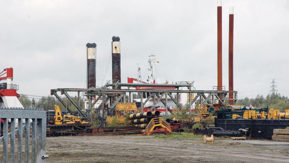 Ein Segment der zerstörten Friesenbrücke, das vor der Schiffskollision vom 3. Dezember 2015 stets für Ems-Überführungen der Meyer Werft ausgehängt werden musste, liegt auf einem Gelände des Bauunternehmens Bunte in Papenburg. © Foto: Szyska