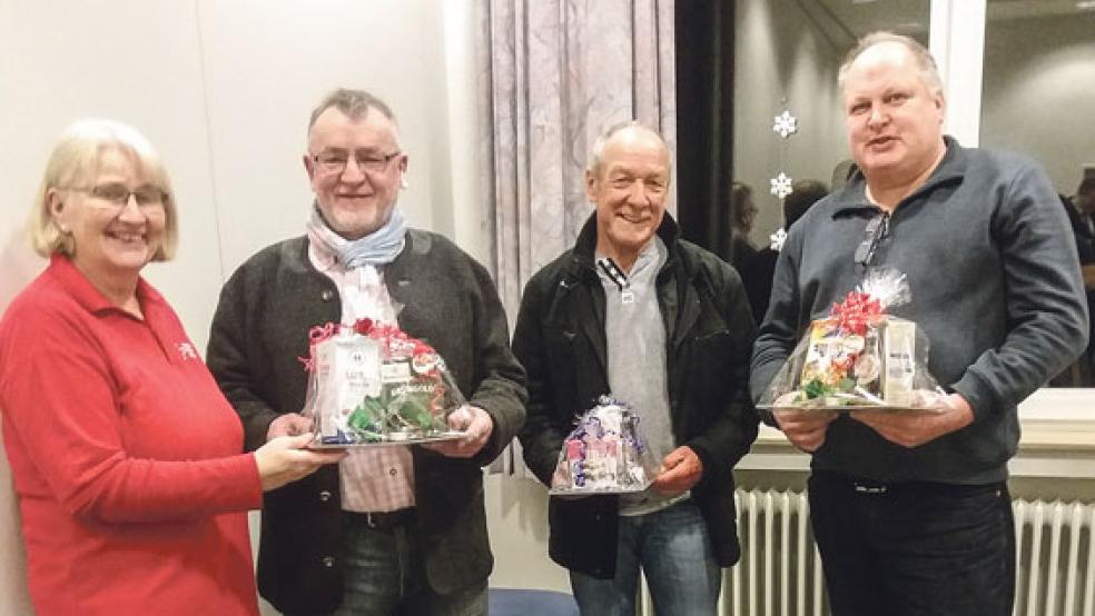 Heide Robbe vom DRK-Ortsverein bedankt sich bei Berthold Kruschel für seine 110. Spende, bei Hinderk Smidt für seine 80. Spende und bei Hans-Georg Coordes für seine 60. Spende mit einem Präsent.  © Foto: DRK