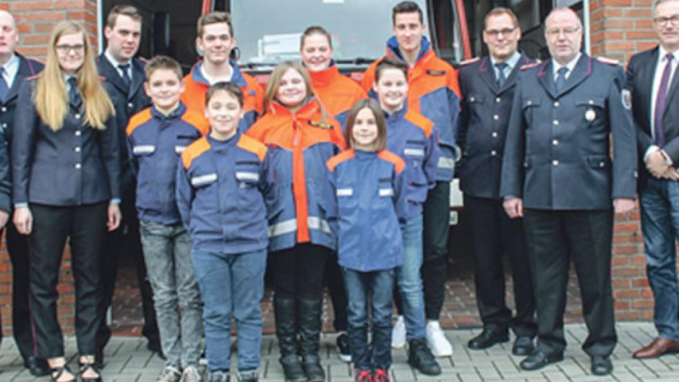 Die Jugendfeuerwehr Stapelmoor mit ihren Betreuern und Gästen (von links): Kreisjugendfeuerwehrwart Günther Haase, Stadtjugendfeuerwehrwart Ewald Freese, die stellvertretende Jugendfeuerwehrwartin Pia Hassler und Jugendfeuerwehrwart Dennis Modder sowie (von rechts) Ortsbrandmeister Thorsten Duismann, der stellvertretende Bürgermeister Helmut Geuken, der stellvertretende Stadtbrandmeister Gerhard Kuper und Stadtbrandmeister Jörg Fisser. © Foto: Feuerwehr (Rand)