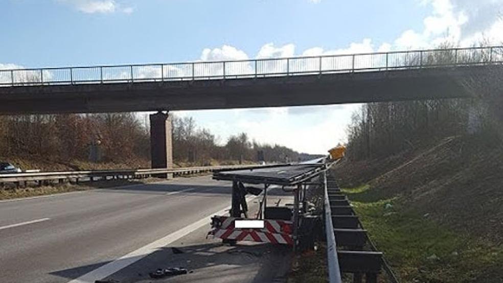 Dieser Anhänger der Autobahnmeisterei wurde auf der A 31 von einem Lastwagen gerammt und beschädigt. © Foto: Polizei