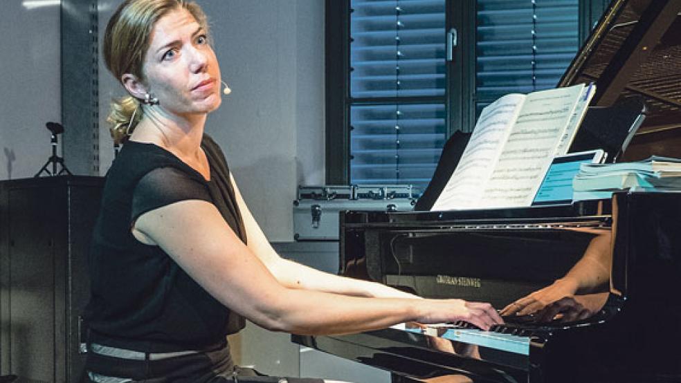 Eva Schüttler spielt Piano und Frank Roebers führt beim Benefizkonzert in Leer durch das Programm. © Foto: privat