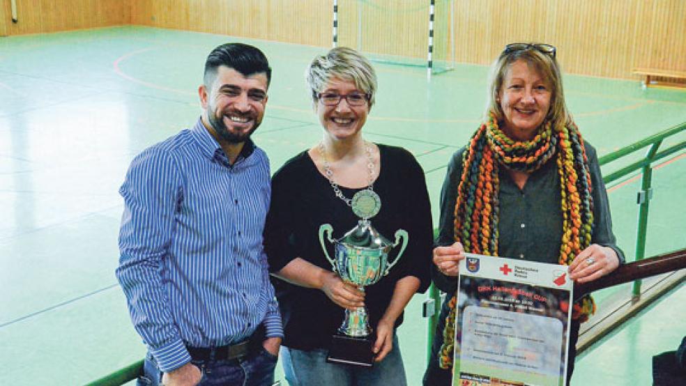 Noch sind sie im Besitz des Siegerpokals: Flüchtlingsberater Kawa Hajji, Ehrenamtskoordinatorin Nadine Schlie und Angelika Janßen-Harms, Integrationsbeauftragte der Stadt Weener (von links). © Foto: Muising