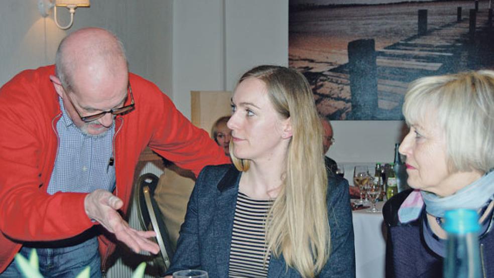 Stellte das neue Programm vor: Judith Schumann, hier im Gespräch mit Thomas Klinkhammer aus Heinitzpolder. Rechts im Bild Elise Seeringer vom Vorstand des Freundeskreises Landesbühne im Rheiderland. © Foto: Hoegen
