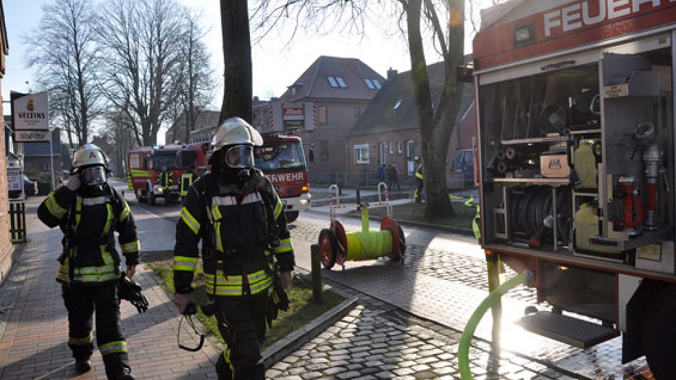 Die Feuerwehr war am Donnerstag bei einem Küchenbrand in der Ulrichstraße in Leer im Einsatz. © Foto: Wolters