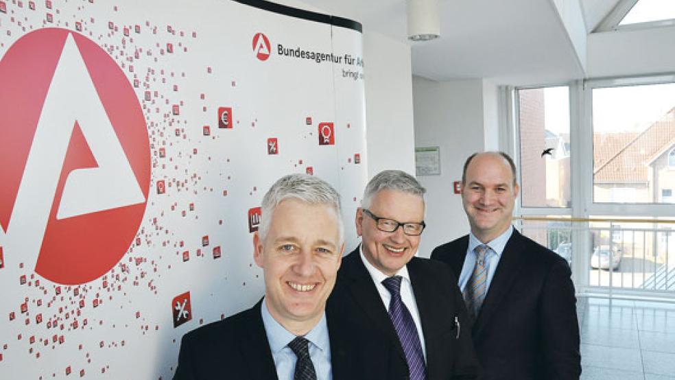 Stellten gestern die Arbeitsmarktbilanz 2017 vor und gaben einen Ausblick auf 2018 (von links): Landrat Matthias Groote, Manfred Gardemann (Agentur für Arbeit) und Eike Albrecht (Zentrum für Arbeit). © Foto: Boelmann