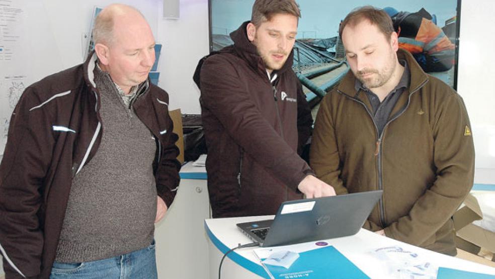 Zu den ersten Bürgern, die sich gestern Nachmittag im Infomobil beim Rathaus in Bunde von Amprion-Projektsprecher Jonas Knoop (Mitte) über die geplante Stromtrasse informieren ließen, gehörten die Landwirte Detert Gruis aus Kanalpolder (links) und Hugo Egon Penon aus Bunderneuland (rechts). © Foto: Szyska