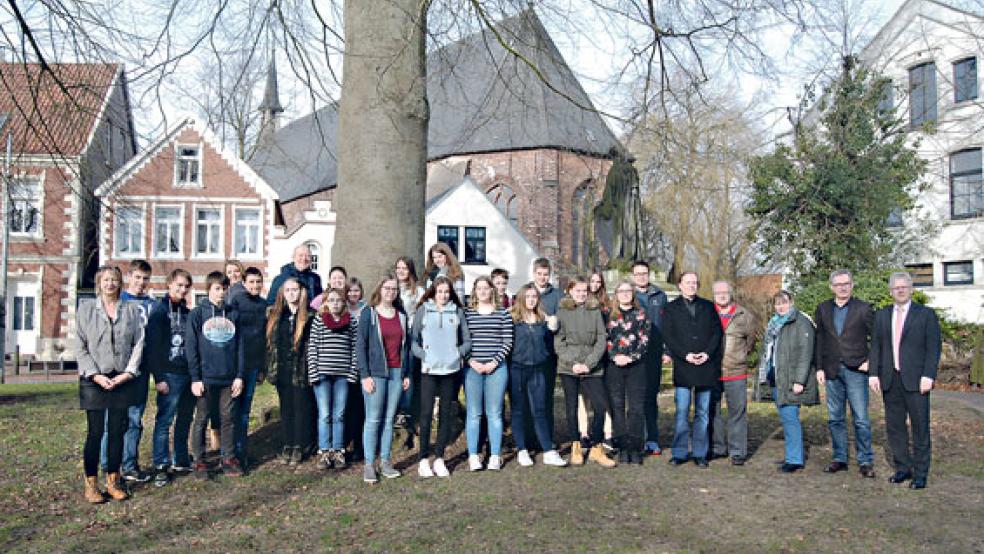 Die Politik-Patenkinder, Paten, Lehrer und Projektkoordinatorin Angelika Janßen-Harms (links) sowie Bürgermeister Ludwig Sonnenberg nach dem Auftakt des Projektes. © Foto: Hoegen