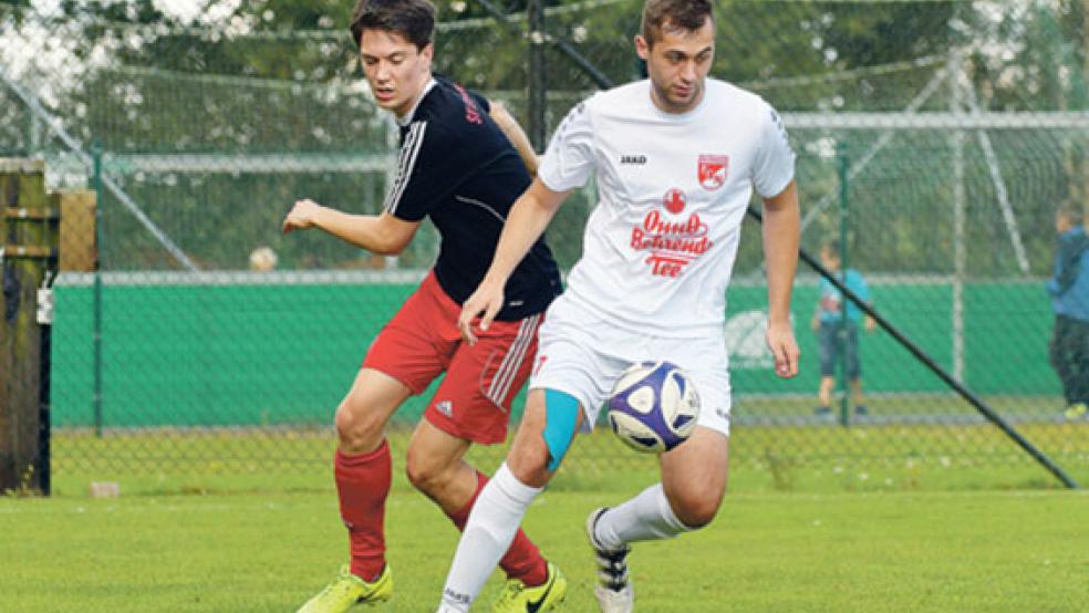 Im Hinspiel gewannen die Jemgumer um Wilko Albe (hinten) noch mit 4:1 (unser Bild). Eine Revanche gab es im Pokalspiel, das 1:4 verloren ging. © Archivfoto: Mentrup