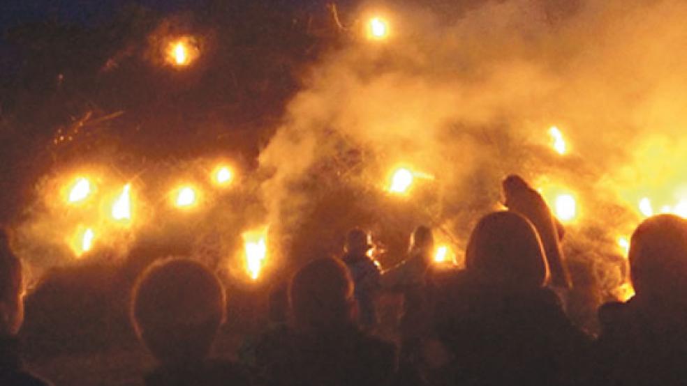 Das Holthuser Osterfeuer wird nicht mehr nahe der Meentelande stattfinden. Am 31. März lodern die Flammen beim Sportplatz. © Archivfoto: Hanken