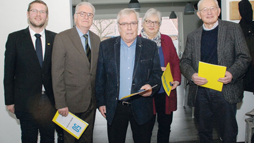 Der FDP-Kreisvorsitzende Jens Völker (links) aus Bunde ehrte langjährige Parteimitglieder: (von links) Onno Folkerts (50-jährige Mitgliedschaft), Josef und Christiane Lammerskötter (beide 40 Jahre) und Klaus Knebel (25 Jahre). © Fotos: Kuper
