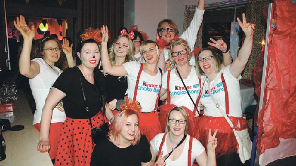 Süße Naschkatzen: Als »Schokobons« verkleidet, hatten diese ausgelassenen Frauen auf der Karnevalsparty im Hotel »Am Rathaus« in Weener viel Spaß. © Fotos: Muising (4), Feimann (2)