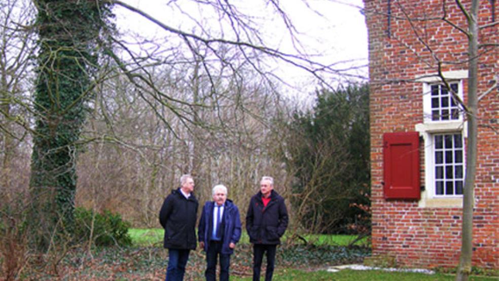 Ortstermin: Lothar Streblau von der VGH-Stiftung machte sich mit Landschaftspräsident Rico Mecklenburg und Landschaftsdirektor Dr. Rolf Bärenfänger (von links) ein Bild vom geplanten Park-Gelände am Steinhaus. © Foto: privat