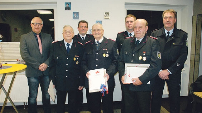 »Veteranen-Trio« der Feuerwehr Jemgum geehrt