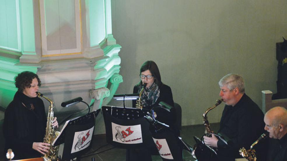 Unterstützten die Spendensammlung für die Kirche auf Landschaftspolder mit beschwingter Musik: (von links) Elke Dreesmann, Svenja Sanders, Roel Drost und Horst Janssen von »Sax mal wieder« (Bild links). . © Fotos: Himstedt