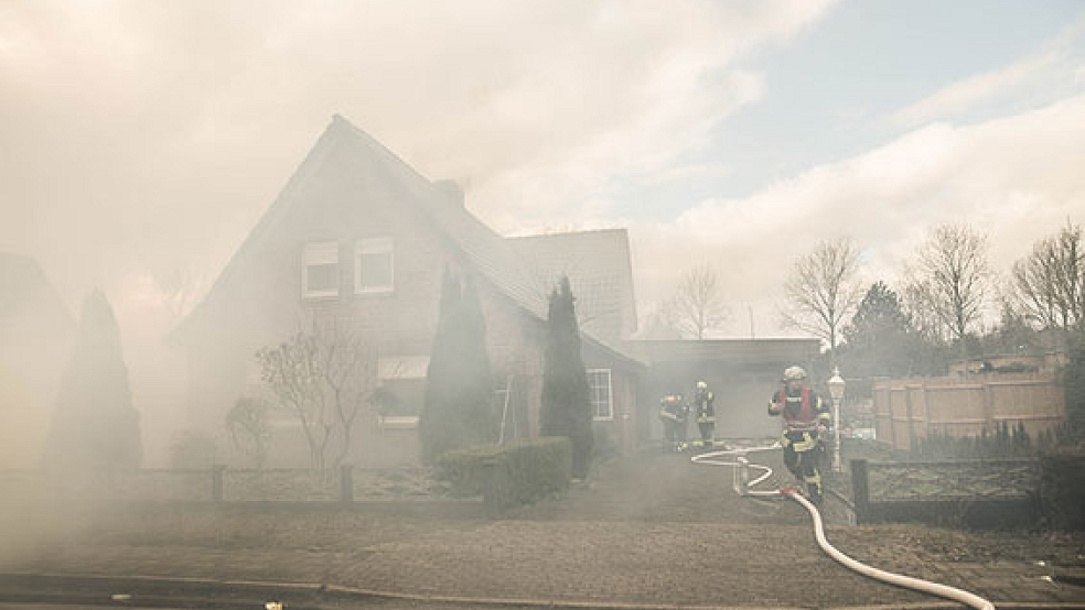 Jetzt steht die Brandursache fest: die Brandermittler gehen davon aus, dass sich erkaltete Asche nach einer Kaminsäuberung wieder entzündet hat.  © Foto: Klemmer