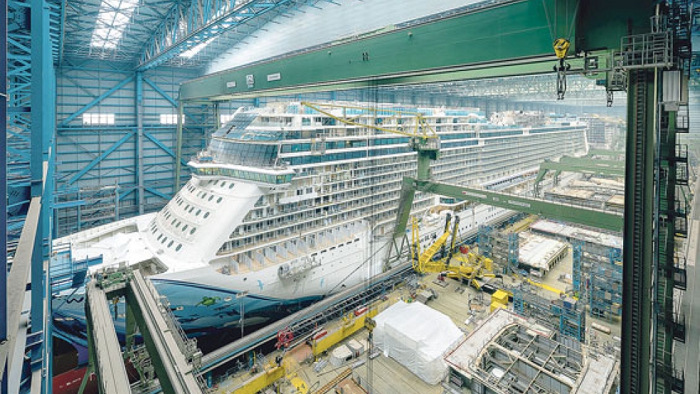 Nach dem Ausdocken wird die »Norwegian Bliss« am Ausrüstungspier der Papenburger Werft anlegen und erhält dort ihren Schornstein. © Foto: Meyer Werft