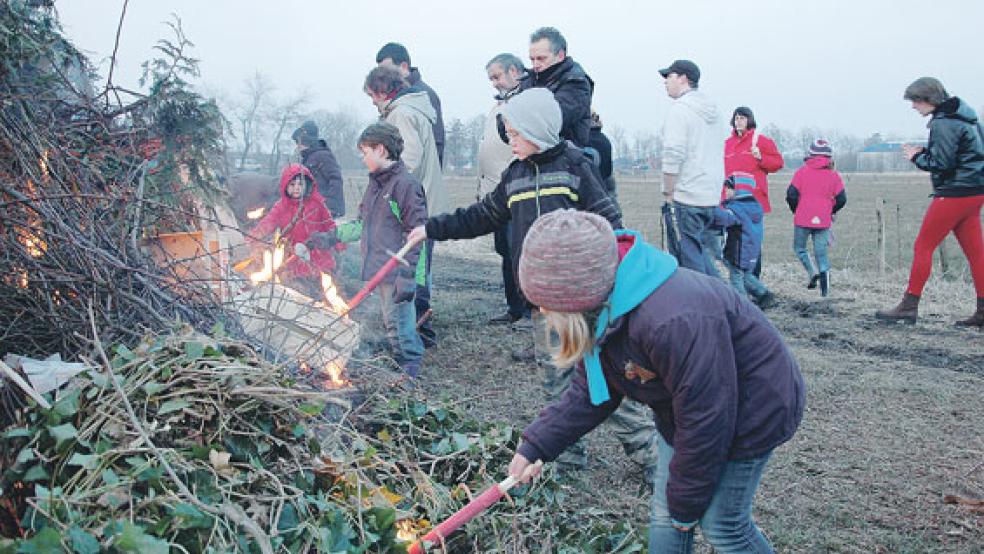 In Möhlenwarf wird auch dieses Jahr wieder ein Osterfeuer veranstaltet.  © Foto: RZ-Archiv