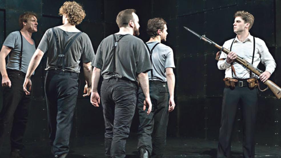 In Weener führte die Landesbühne Nord am Sonntagabend das Stück »Feuer aus den Kesseln« auf.  © Foto: Landesbühne