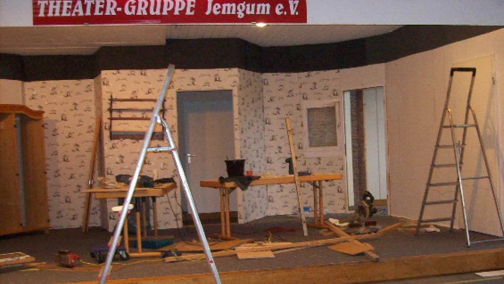Das Bühnenbild war bereits aufgebaut. Jetzt haben sich die Mitglieder der Theatergruppe Jemgum schweren Herzens zur Absage ihres Stückes entschieden. © privat