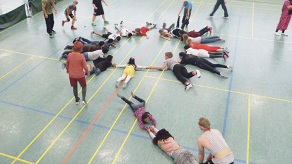 Die Kinder mussten sich beim Spiel »Mohrrübenziehen« gut festhalten, um nicht aus dem Kreis gezogen zu werden.  © Foto: Bassalig