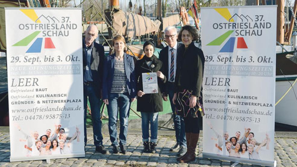 Hoffen auf viele Besucher (von links): Norbert Schute-Lübken (Firma Haug), Martina Salie (Stadtmarketing der Stadt Leer), Zahra Musaui (Praktikantin), Martin Vorwerk (Firma Haug) und Bürgermeisterin Beatrix Kuhl.  © Foto: Stadtverwaltung Leer