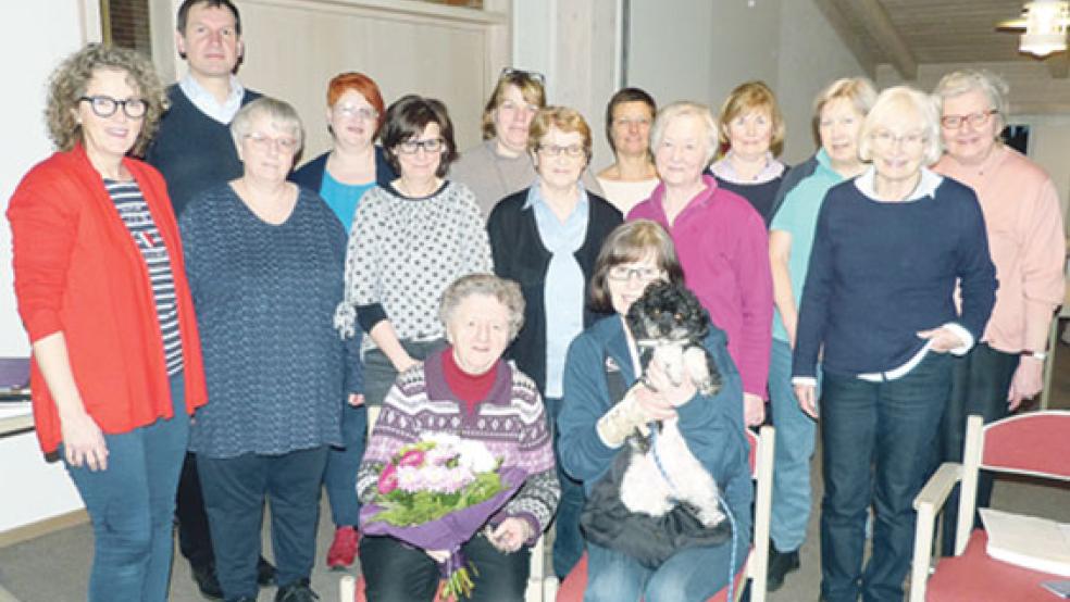 Blumen für Christel Holzheimer (vorne links, sitzend): Der lutherische Kirchenchor unter Leitung von Francien Janse-Balzer (Dritte von links) bedankte sich bei der Weeneranerin für ihre langjährige Treue und Arbeit. © Foto: Risius-Hartwig