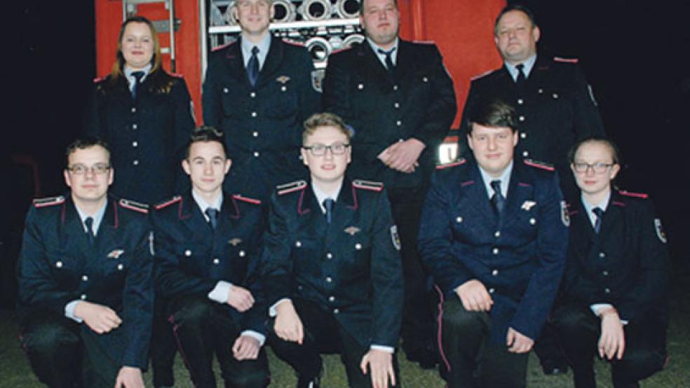 Befördert oder wiedergewählt wurden (obere Reihe von links) Janna Schmehl (Oberfeuerwehrfrau), Hendrik Luikenga (Erster Hauptfeuerwehrmann), Daniel Schmidt (Löschmeister) und Ortsbrandmeister Harald Schmehl (Wiederwahl); (unten, von links) Patrick Groen, Marcel Christ, Jannik Rand und Matthes Schmehl (alle vier Feuerwehrmann) sowie Anna Koops (‚Feuerwehrfrau-Anwärterin). © Fotos: Kuper