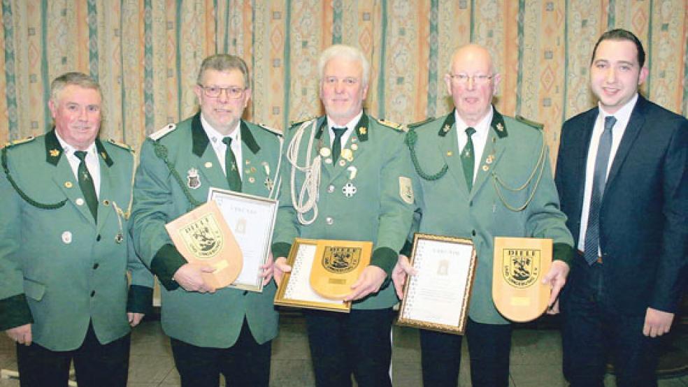 Ehrung treuer Mitglieder: (von links) Jan-Dieter Janssen, Hinrich Sap, Heinrich Meijer und Günter Siemers mit Nico Bloem. © Foto: Schützenverein Diele