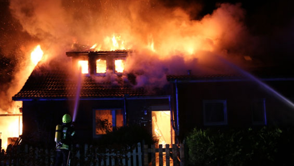 Die Brandbekämpfer der Feuerwehr konnten nicht mehr verhindern, dass das Haus an der Barger Straße in Detern vollständig abbrannte. © Foto: Loger