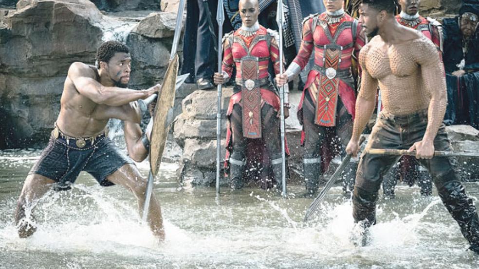 Thron in Gefahr: Black Panther (Chadwick Boseman) kämpft um sein rechtmäßiges Erbe gegen seinen Widersacher Erik Killmonger (Michael B. Jordan, rechts). © Foto: Marvel Studios