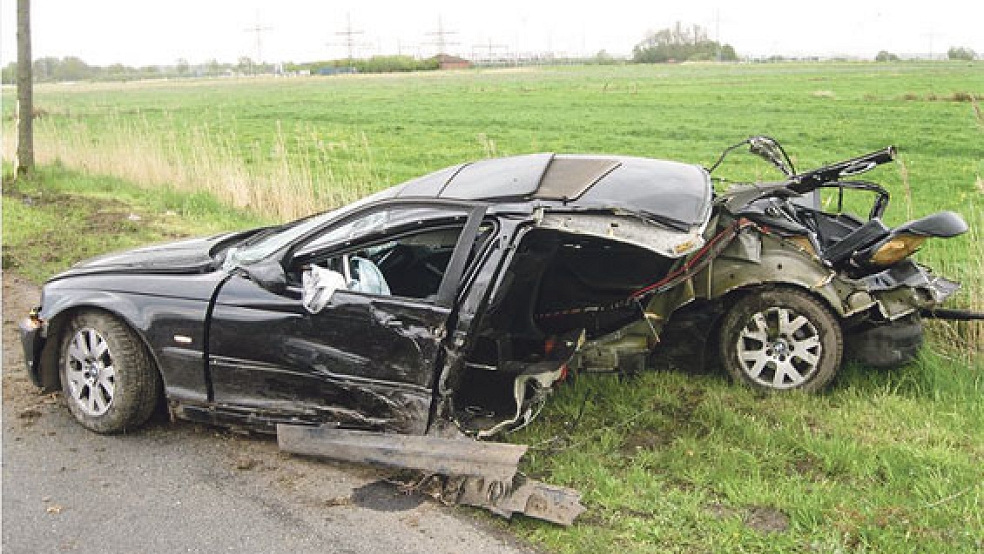 Bei dem schweren Unfall auf der Nüttermoorer Straße in Leer am 7. Mai 2015 wurde ein PS-starker BMW förmlich in zwei Teile gerissen. © Archivfoto: Polizei
