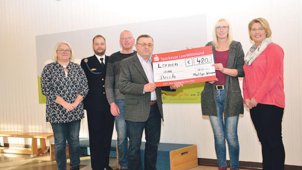 Das Materiallager-Team aus Weener hat eine Spende an das Lern- und Förderzentrum in Leer überreicht. © Foto: Wolters