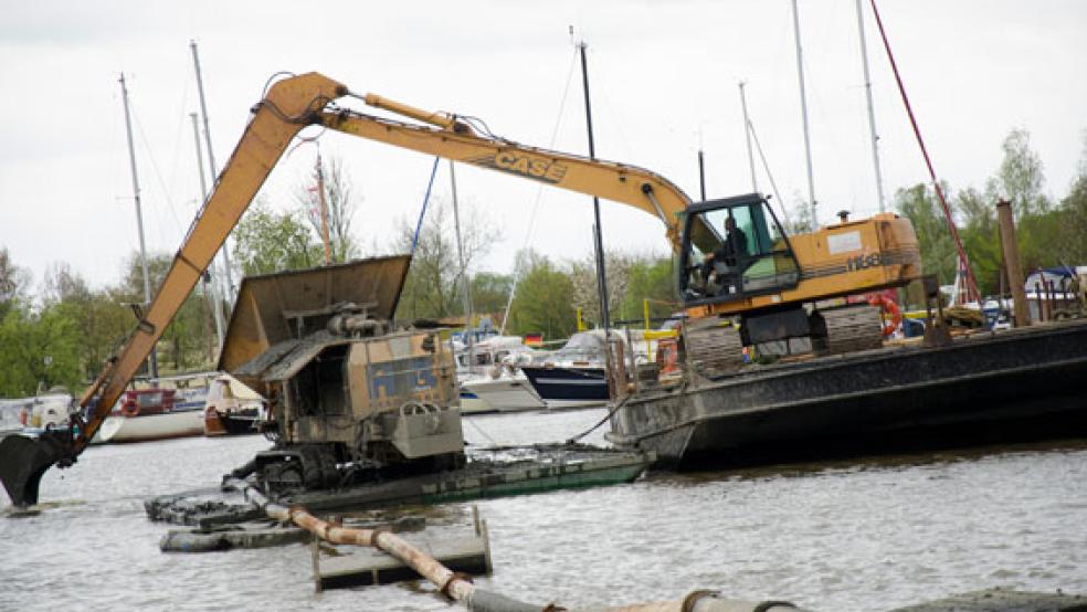 Mit bisherigen Maßnahmen, wie etwa dem Einsatz von Schwimmbaggern (Foto), konnte Weener dem Schlickproblem im Hafen nur vorübergehend beikommen. Jetzt sollen tiefgreifende Maßnahmen angepeilt werden. © Archivfoto: Hanken