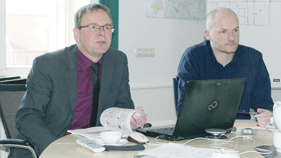 »Es geht nach wie vor nach oben mit den Preisen«, so das Fazit des Vorsitzenden des Gutachterausschusses, Martin Homes (links) und seines Stellvertreters Hermann Gossel. © Foto: Jürgens