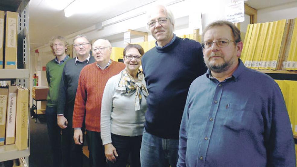 Der neue Vorstand in der Bibliothek der Upstalsboom-Gesellschaft: (von links) Schriftführer Matthias Erfeling, Schatzmeister Rudolf Onken, Beisitzer Gebhard Siefken und Gisela Krause, 2. Vorsitzender Lübbe Bünting und Vorsitzender Helmut Fischer. Es fehlt Beisitzer Heinrich Ohling.  © Foto: Wagner