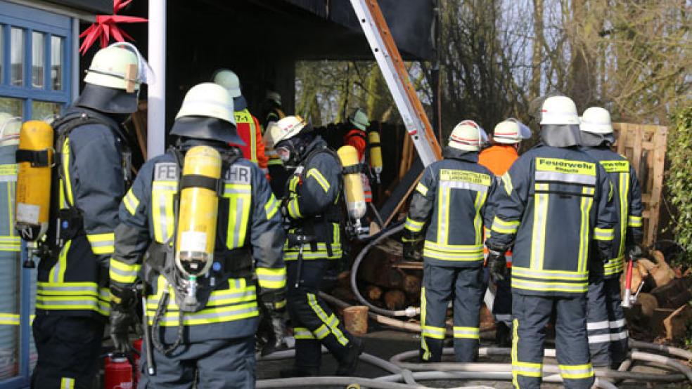 45 Feuerwehrleute rückten zu dem brennenden Holzhaus in Rhaude aus. © Foto: Loger