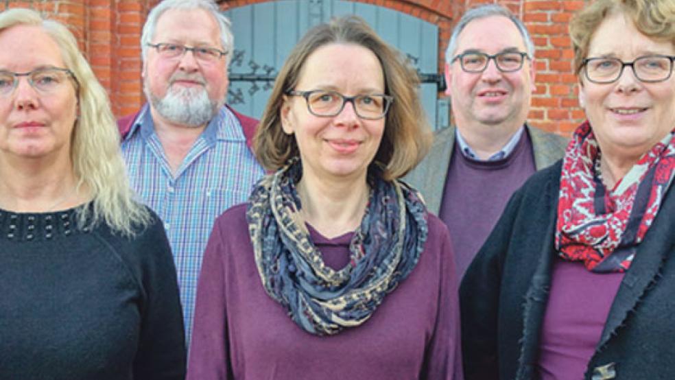 Bereiten den Gottesdienst mit vor: Trauerbegleiterin Erna Campen, Pfarrer Johannes Ehrenbrink, Jana Siebert - betroffene Mutter, Pastor Andreas Scheepker, Präses Hilke Klüver (von links). © Foto: privat