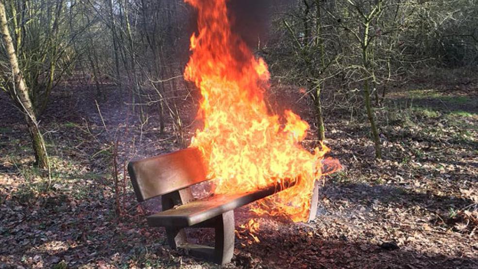 Die Parkbank an der Straße »Alter Postweg« in Remels brannte lichterloh. © Foto: Feuerwehr