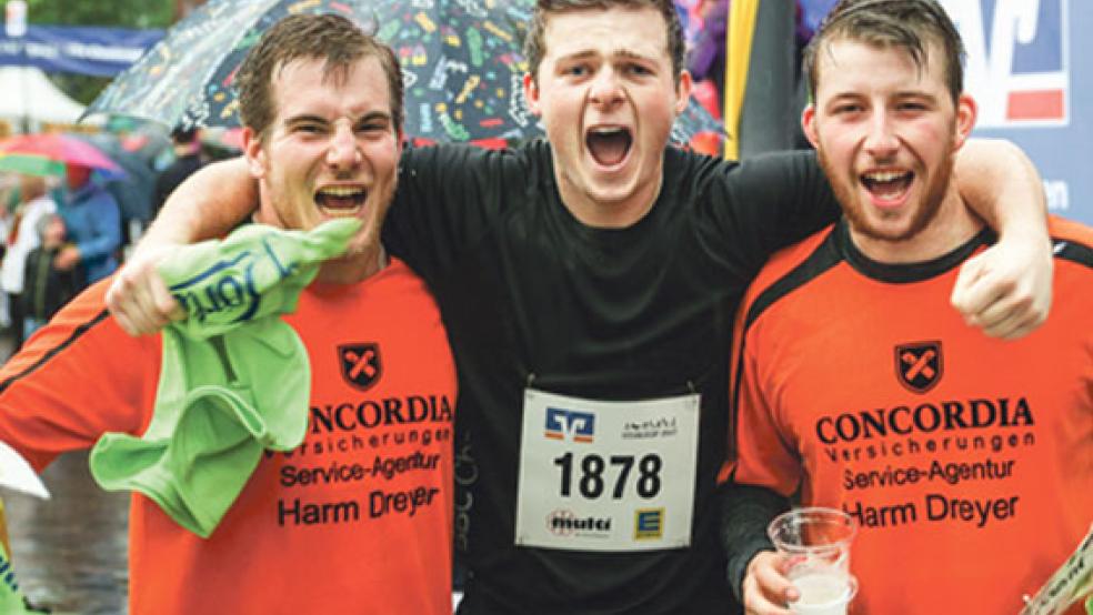 Klitschnass aber glücklich: Nach dem Zieleinlauf in Leer freuten sich im Mai 2017 (von links) Henning Dreyer, Marco Dreesmann und Frank Schulte über den Titel »Dörlooper«. © Archivfoto: Schulte