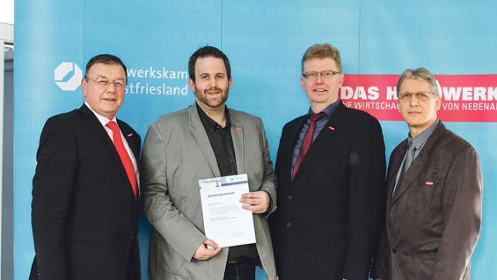 Zur Vereidigung als neuer Sachverständiger der Handwerkskammer für Ostfriesland nahm Markus Wilken-Pache (Zweiter von links) die Glückwünsche von Hauptgeschäftsführer Peter-Ulrich Kromminga, Präsident Albert Lienemann und dem stellvertretenden Hauptgeschäftsführer Jörg Frerichs (von links) entgegen. © Foto: HWK