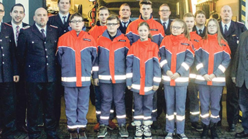 Die Jugendfeuerwehr Diele mit ihren Betreuern und Gästen.Von links: Stadtbrandmeister Jörg Fisser, der stellvertretende Bürgermeister Nico Bloem, Jugendfeuerwehrwart Dennis Bleeker und der stellvertretende Jugendfeuerwehrwart Arno Bröring. Von rechts: Ortsvorsteher Hinrich Sap und Stadtjugendfeuerwehrwart Ewald Freese.  © Foto: Feuerwehr (Rand)