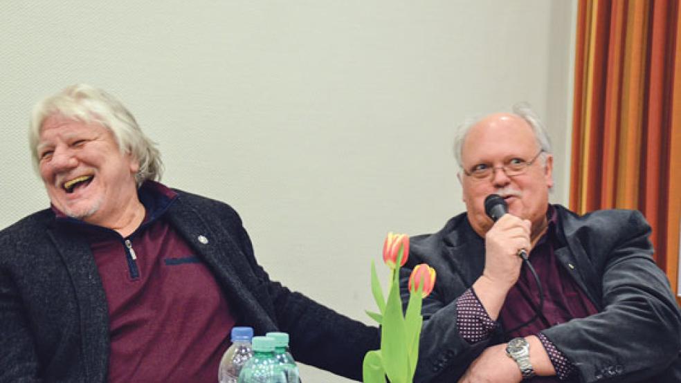 Musiker Gerd Brandt von der Folk-Band »Laway« (links) hatte sichtlich Spaß beim Interview mit Moderator Johannes Willms.  © Foto: Himstedt